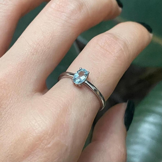 Divyasri Solitaire Gemstone Silver Ring - Aquamarine in model