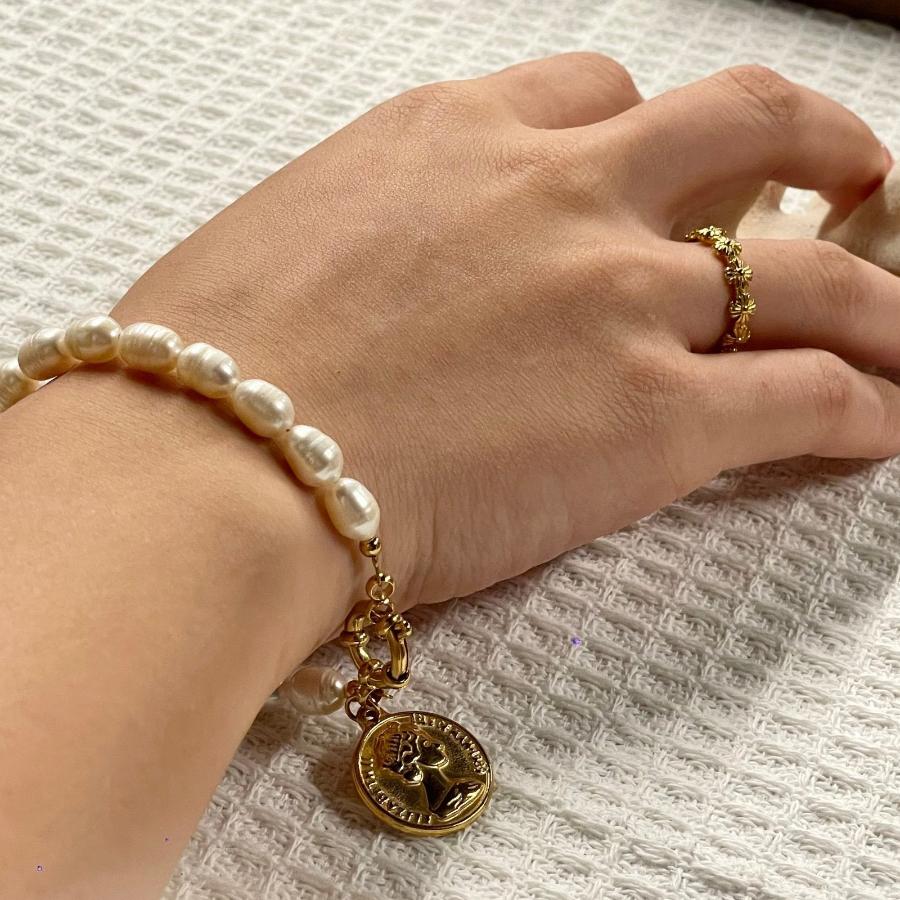 Juliette-bracelet-freshwater-pearl with gold coin