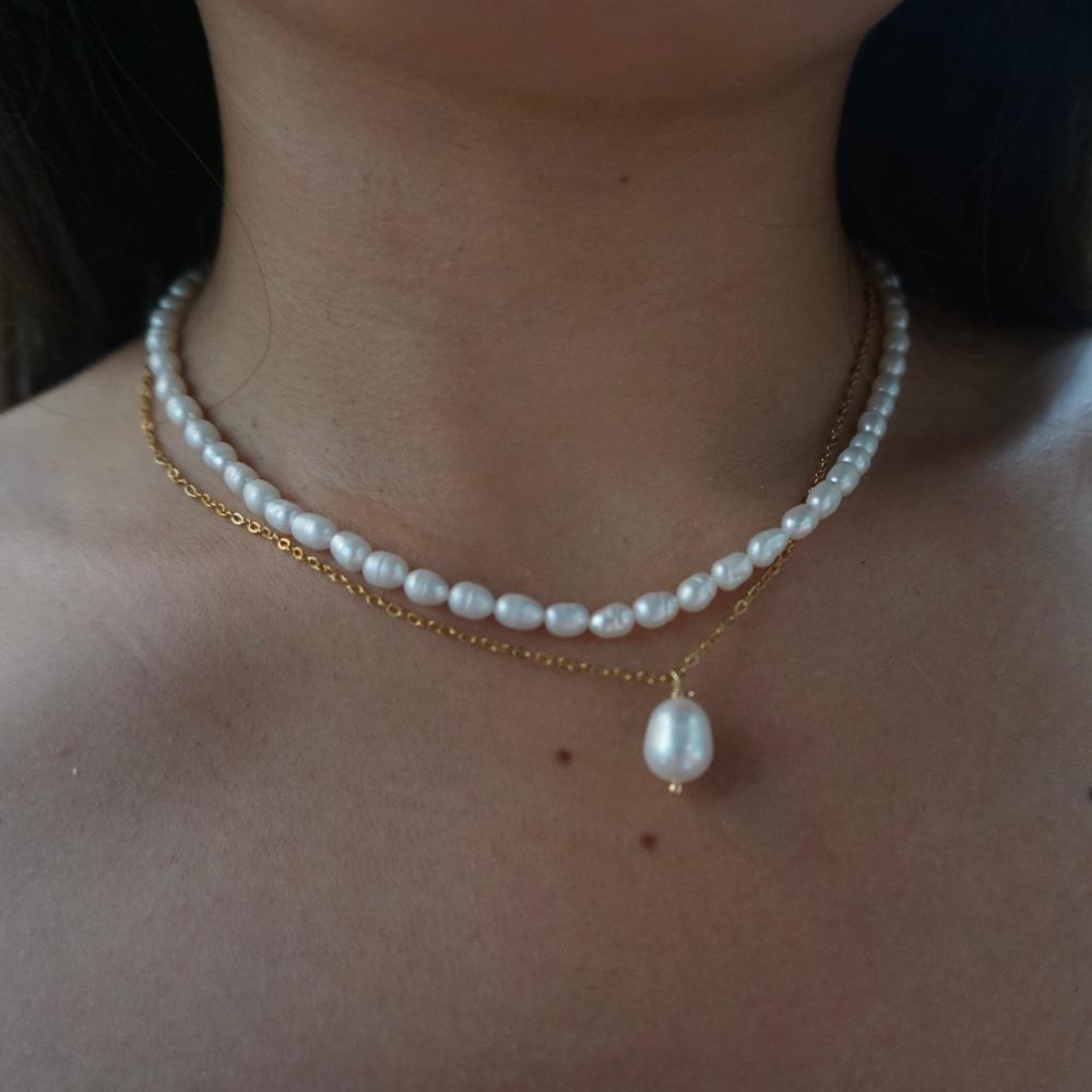 Model in Céleste Freshwater Rice Pearl Choker