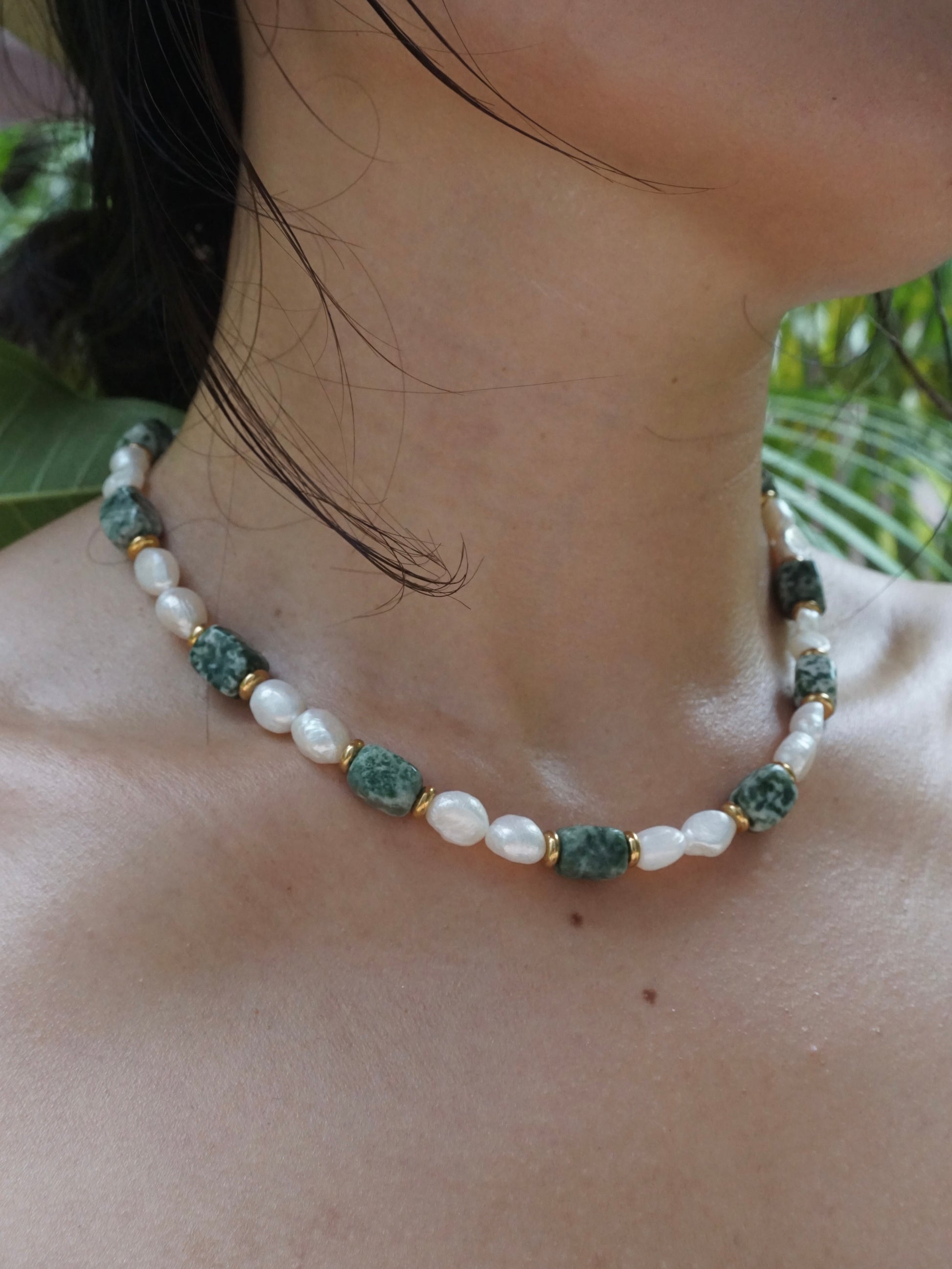 Freshwater pearl and green natural stones necklace 