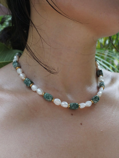 Freshwater pearl and green natural stones necklace 