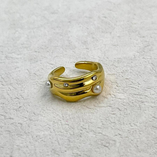 Chunky ring with pearl, 18k gold plated