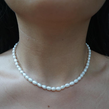 Model in Freshwater Rice Pearl Choker