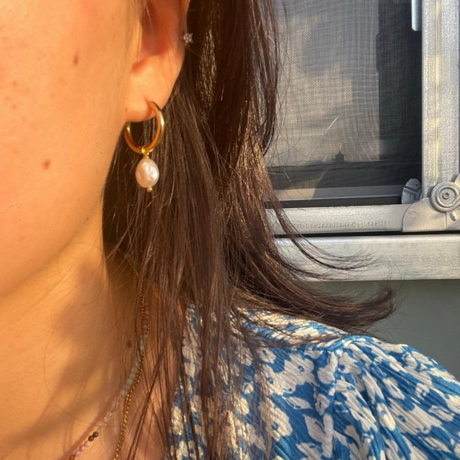 Model in Gold Hoops with baroque pearl 
